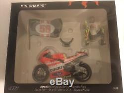 112 Minichamps 122112146 Rossi 2011 GP11.2 Ducati Tribute Marco Simoncelli
