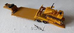 Maquette d'une semi remorque avec un bulldozer Continental CD 8 au 1/50e