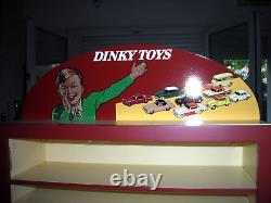 Superbe Vitrine Dinky Toys Atlas Assez Rare, Avec Pub Au Dessus